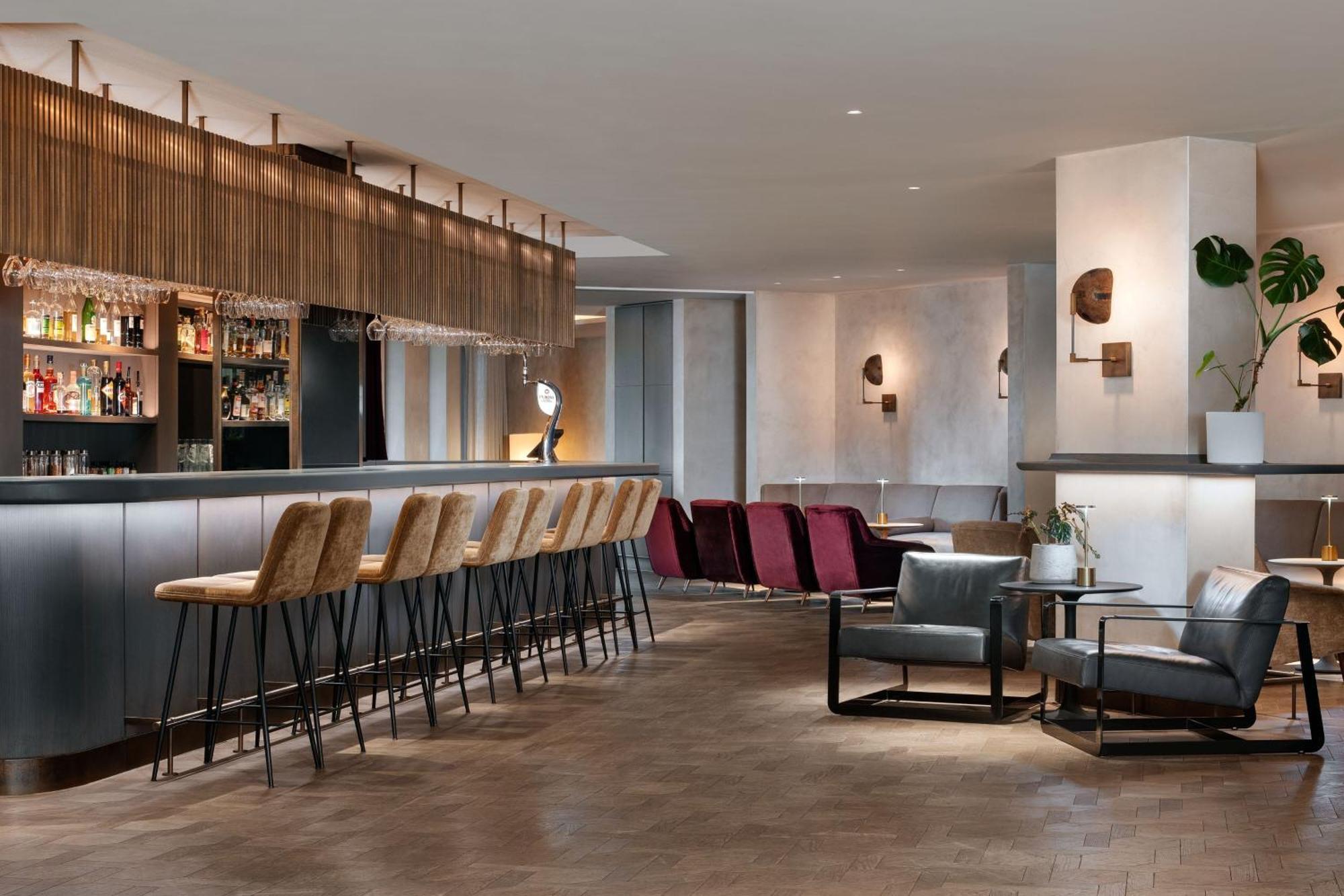 فندق The Stratford, Autograph Collection لندن المظهر الخارجي الصورة The bar at the hotel