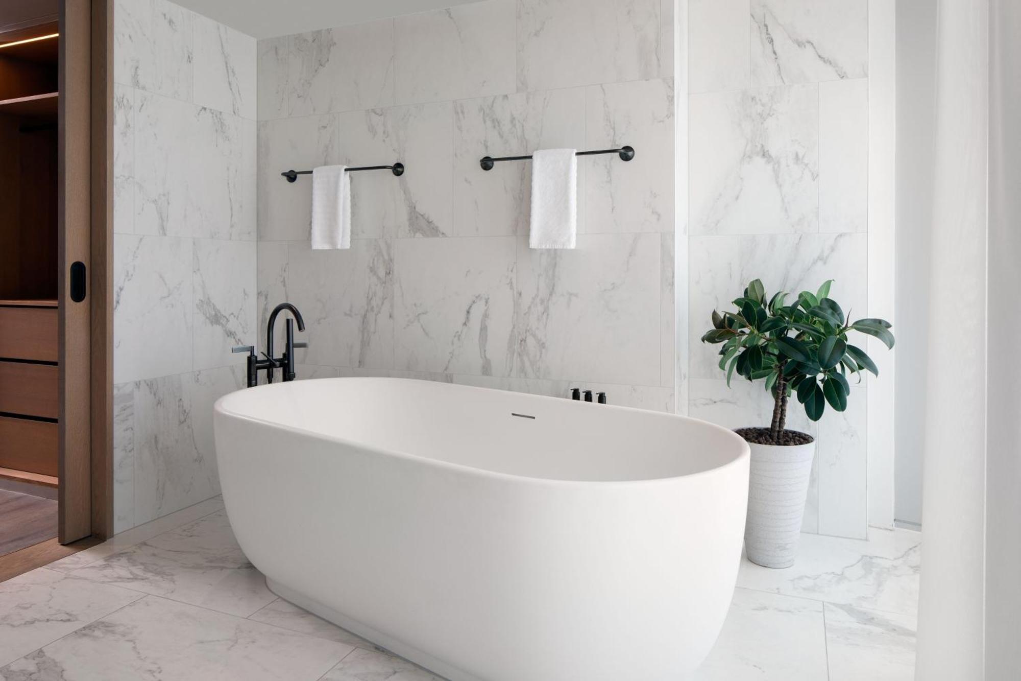 فندق The Stratford, Autograph Collection لندن المظهر الخارجي الصورة A freestanding bathtub