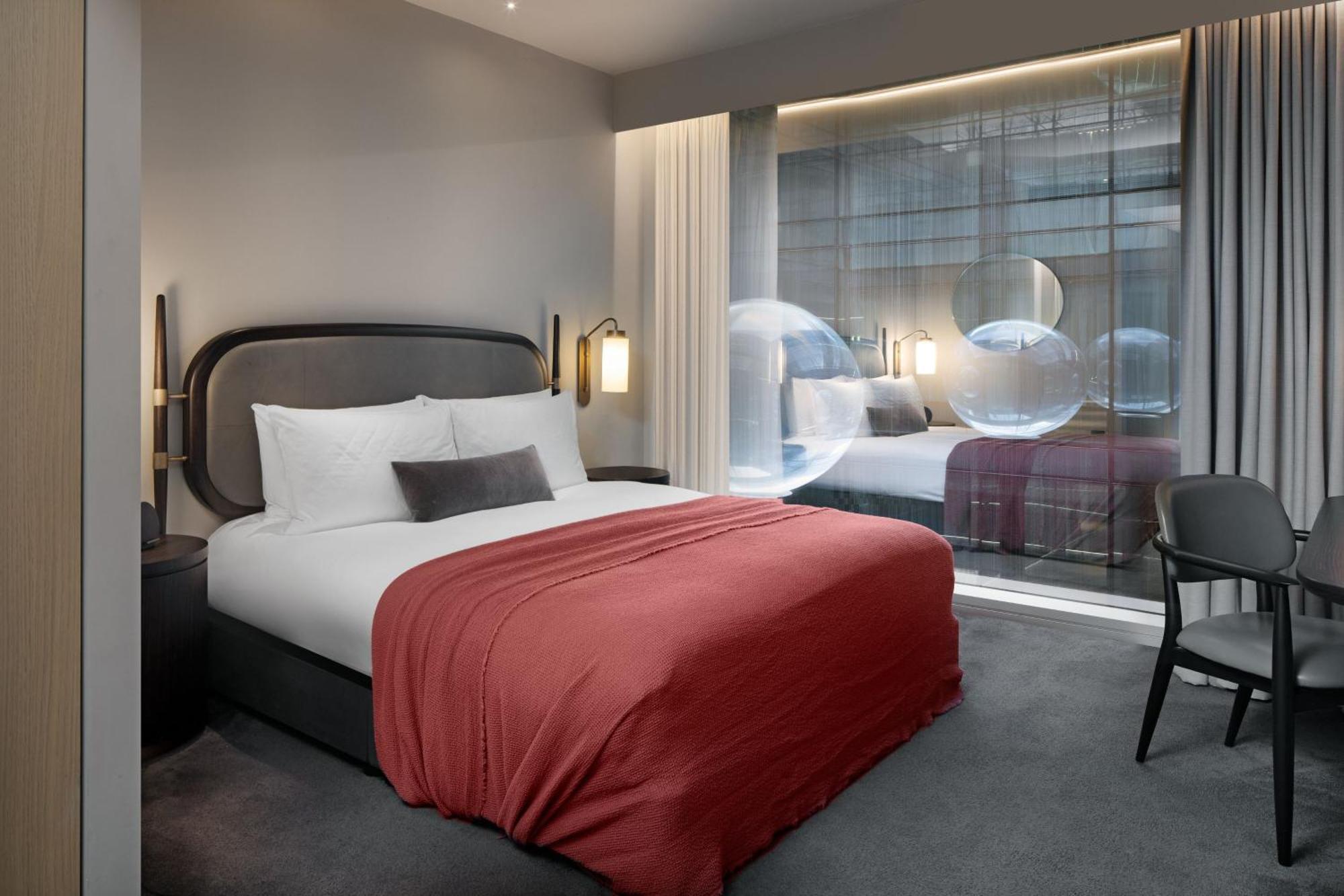 فندق The Stratford, Autograph Collection لندن المظهر الخارجي الصورة A bedroom at the hotel